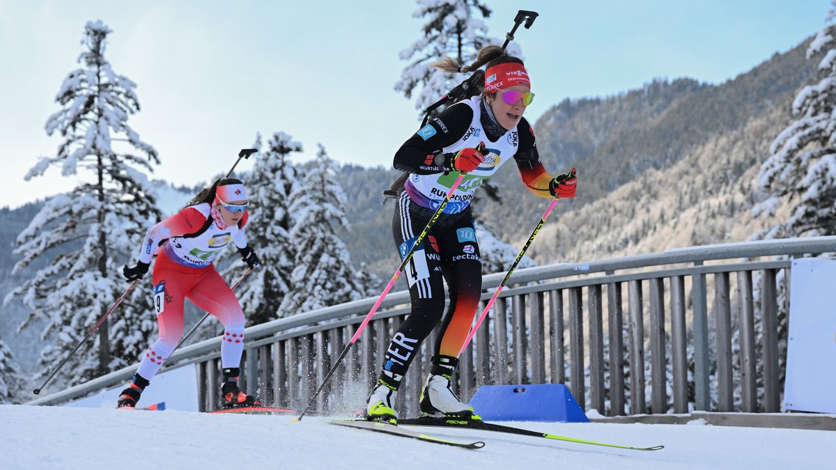 Sportlerinnen beim Damen-Biathlon.