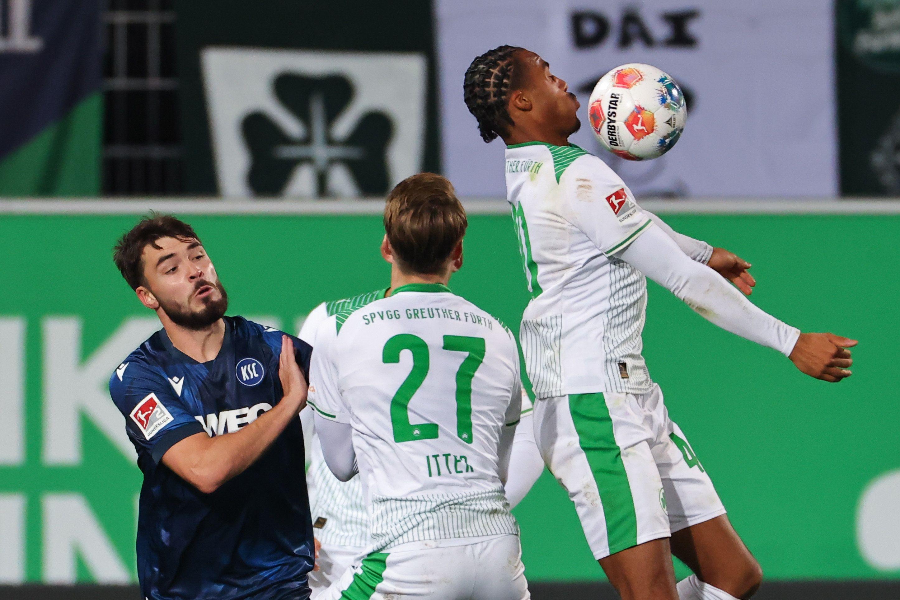 Spielszene Karlsruher SC - SpVgg Greuther Fürth