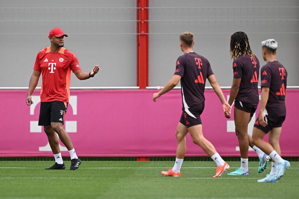 17.07.2024, Bayern, München: Fußball: Bundesliga, erstes Training des FC Bayern unter Kompany, neuer Trainer Vincent Kompany (l) spricht mit den Spieler. Foto: Sven Hoppe/dpa +++ dpa-Bildfunk +++