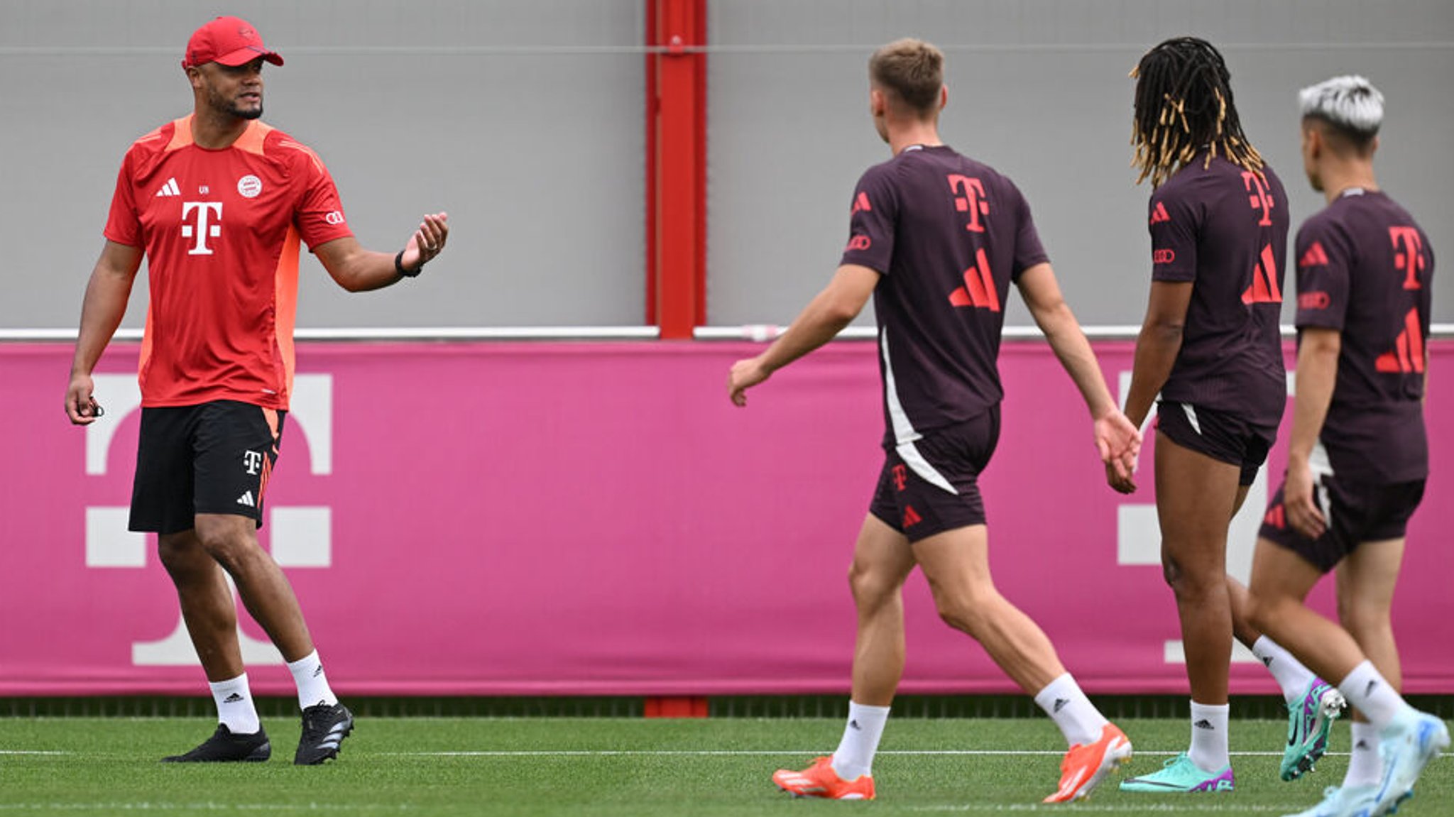 17.07.2024, Bayern, München: Fußball: Bundesliga, erstes Training des FC Bayern unter Kompany, neuer Trainer Vincent Kompany (l) spricht mit den Spieler. Foto: Sven Hoppe/dpa +++ dpa-Bildfunk +++