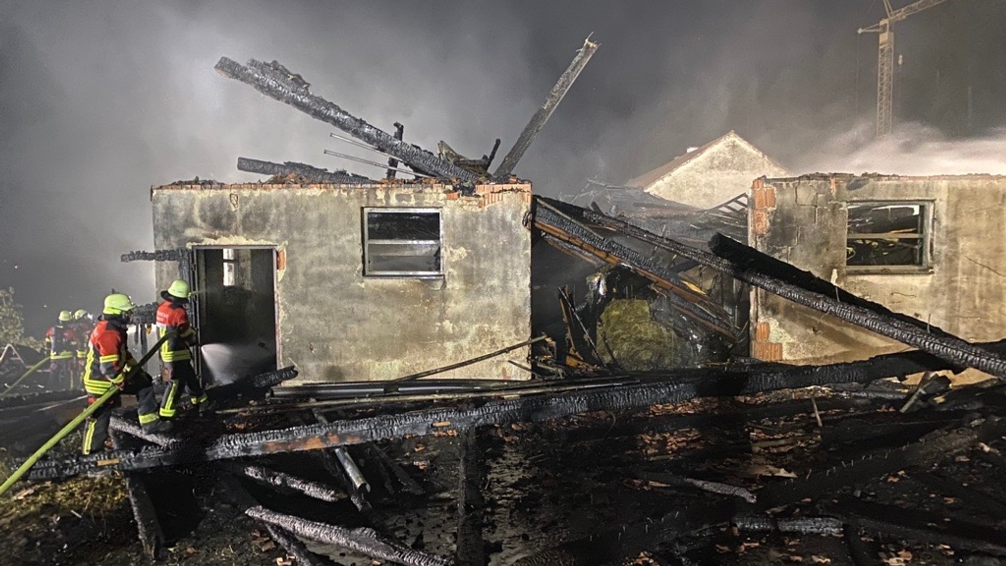 Feuerwehrleute bei Löscharbeiten