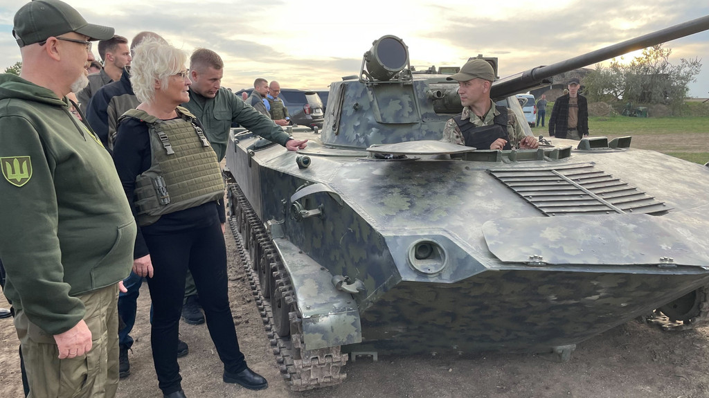 Verteidigungsministerin Christine Lambrecht besichtigt mit ihrem ukrainischen Amtskollegen Olexij Resnikow eine Verteidigungsstellung außerhalb von Odessa und lässt sich einen von den Russen erbeuteten Panzer zeigen