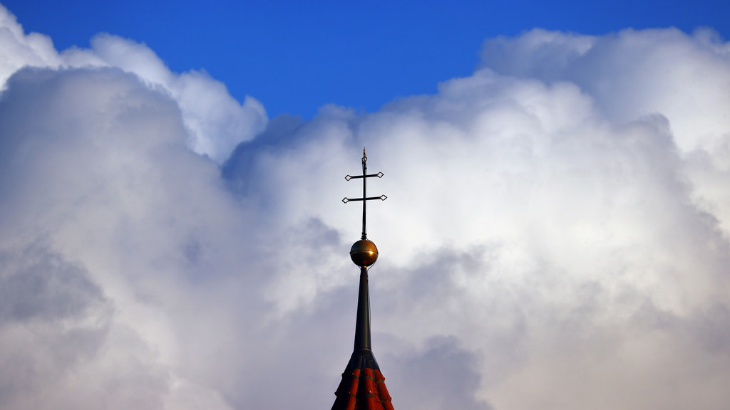 Kirchturmspitze und Wolken