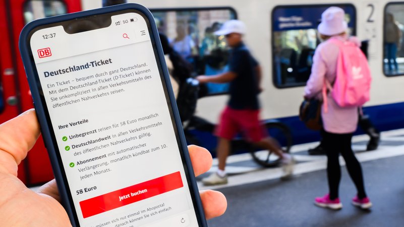 Eine Information zum Kauf des Deutschlandtickets ist auf dem Display eines Smartphones am Hauptbahnhof Hannover zu sehen. | Bild: picture alliance/dpa | Julian Stratenschulte Eine Information zum Kauf des Deutschlandtickets ist auf dem Display eines Smartphones am Hauptbahnhof Hannover zu sehen.