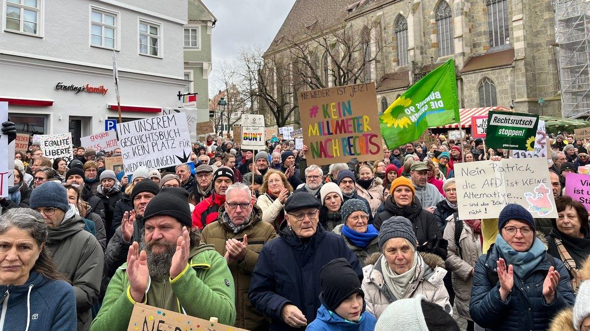 Demonstranten auf dem Marktplatz in Nördlingen: Auf ihren Plakaten steht zum Beispiel: "In unserem Geschichtsbuch ist kein Platz für Wiederholungen"