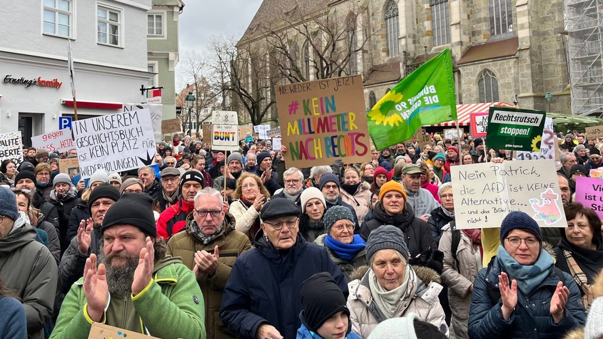 Demonstranten auf dem Marktplatz in Nördlingen: Auf ihren Plakaten steht zum Beispiel: "In unserem Geschichtsbuch ist kein Platz für Wiederholungen"