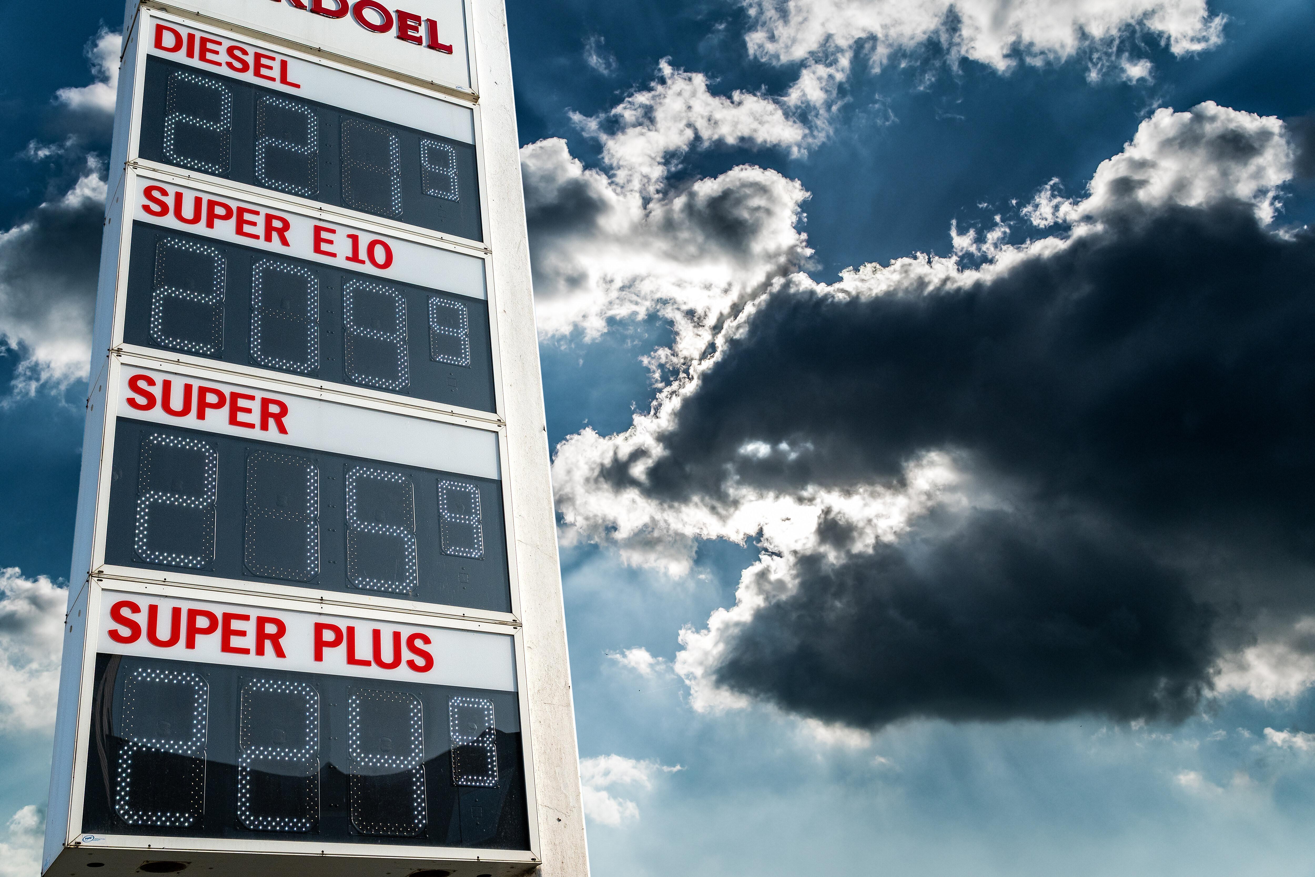 Zapfsäule vor Wolkenhimmel 