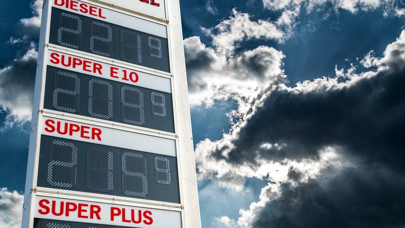 Zapfsäule vor Wolkenhimmel | Bild: picture alliance / SULUPRESS.DE | Torsten Sukrow / SULUPRESS.DE Zapfsäule vor Wolkenhimmel