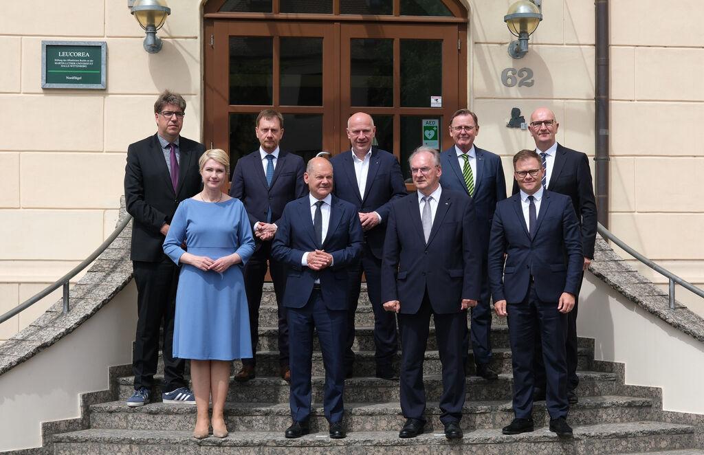 Michael Kellner (Die Grünen, l-r), Staatssekretär für Wirtschaft und Klimaschutz, Manuela Schwesig (SPD), Ministerpräsidentin von Mecklenburg-Vorpommern, Michael Kretschmer (CDU), Ministerpräsident des Landes Sachsen, Bundeskanzler Olaf Scholz (SPD), Dietmar Woidke (SPD), Brandenburgs Ministerpräsident, Reiner Haseloff (CDU), Ministerpräsident des Landes Sachsen-Anhalt, und Bodo Ramelow (Linke), Thüringens Ministerpräsident, Carsten Schneider (SPD), Ostbeauftragter der Bundesregierung, sowie Kai Wegner (CDU), Regierender Bürgermeister von Berlin, stehen beim Fototermin auf einer Treppe der Leucorea, einem historischen Universitätsgebäude. Dort findet das eintägige Treffen der Ministerpräsidenten der ostdeutschen Länder und dem Bundeskanzler statt.