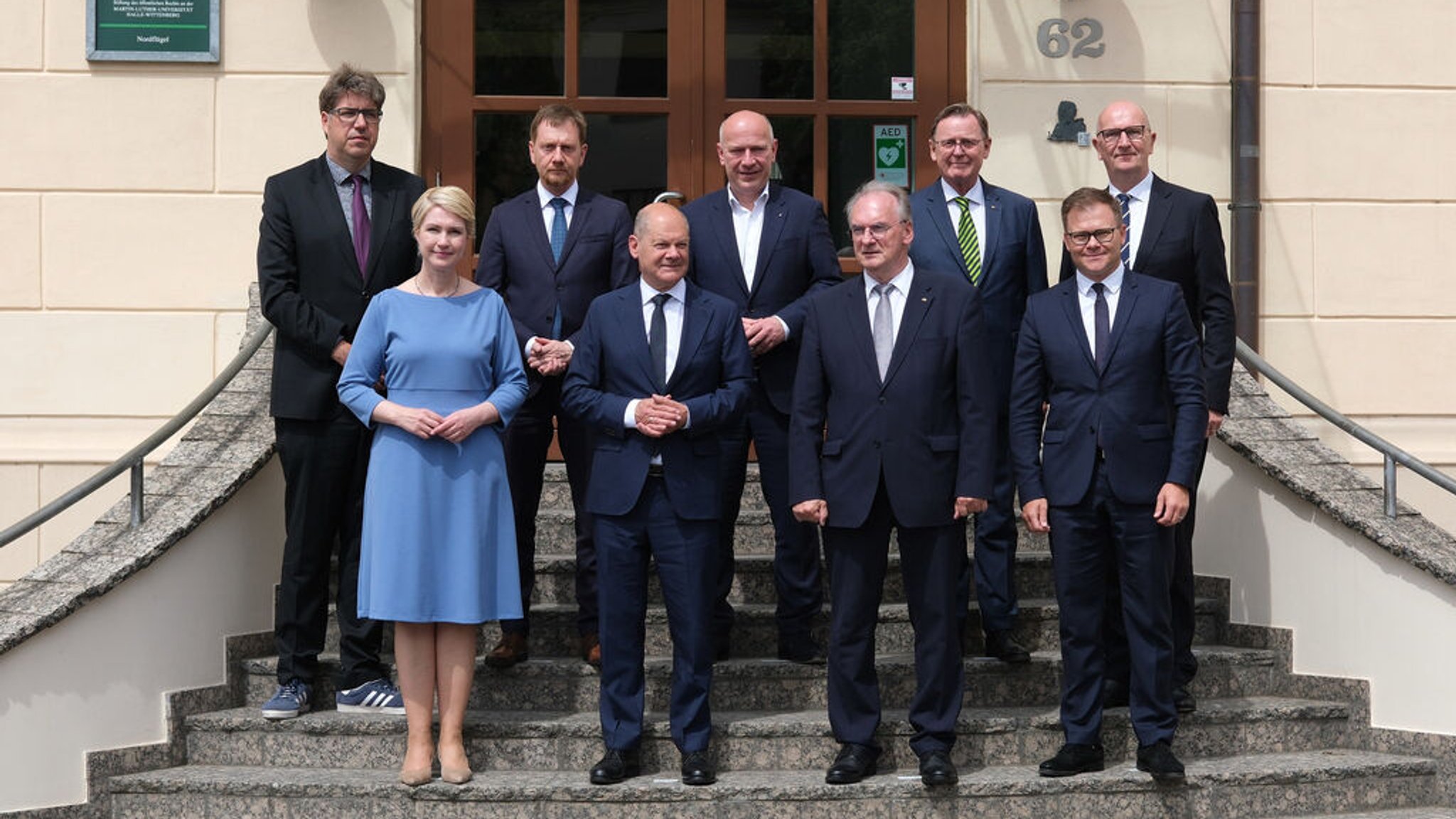 Michael Kellner (Die Grünen, l-r), Staatssekretär für Wirtschaft und Klimaschutz, Manuela Schwesig (SPD), Ministerpräsidentin von Mecklenburg-Vorpommern, Michael Kretschmer (CDU), Ministerpräsident des Landes Sachsen, Bundeskanzler Olaf Scholz (SPD), Dietmar Woidke (SPD), Brandenburgs Ministerpräsident, Reiner Haseloff (CDU), Ministerpräsident des Landes Sachsen-Anhalt, und Bodo Ramelow (Linke), Thüringens Ministerpräsident, Carsten Schneider (SPD), Ostbeauftragter der Bundesregierung, sowie Kai Wegner (CDU), Regierender Bürgermeister von Berlin, stehen beim Fototermin auf einer Treppe der Leucorea, einem historischen Universitätsgebäude. Dort findet das eintägige Treffen der Ministerpräsidenten der ostdeutschen Länder und dem Bundeskanzler statt.