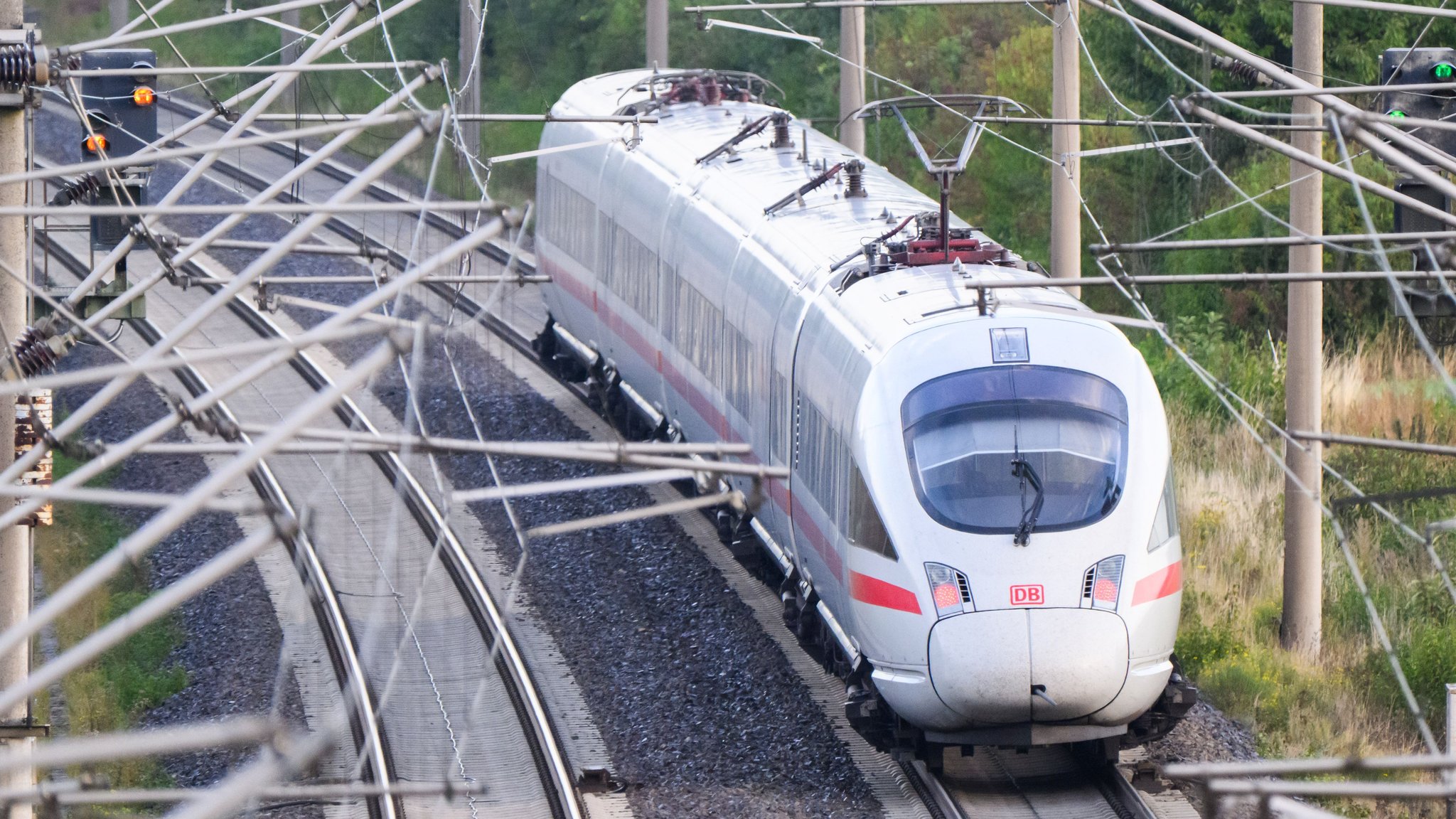 ARCHIV - 22.09.2025, Niedersachsen, Sorsum: Ein ICE der Deutschen Bahn fährt durch den Landkreis Hildesheim auf der Strecke Göttingen - Hannover - Hamburg. (zu dpa: «Bahnstrecke Hannover-Berlin: Lange Umwege ab Oktober») Foto: Julian Stratenschulte/dpa +++ dpa-Bildfunk +++