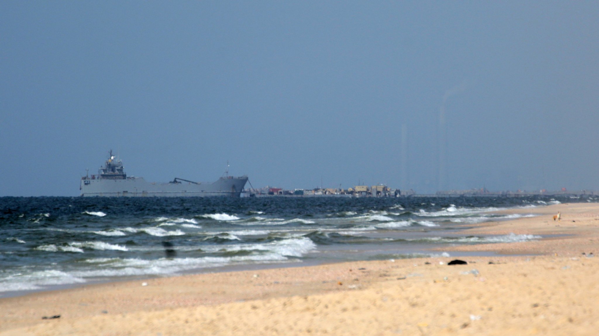 Ein Schiff, das internationale humanitäre Hilfe transportiert, liegt am von den USA gebauten Trident-Pier in der Nähe von Nuseirat