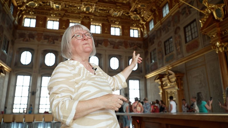 Stadtführerin Elisabeth Retsch im Goldenen Saal des Augsburger Rathauses | Bild: BR / Michael Frick Stadtführerin Elisabeth Retsch im Goldenen Saal des Augsburger Rathauses