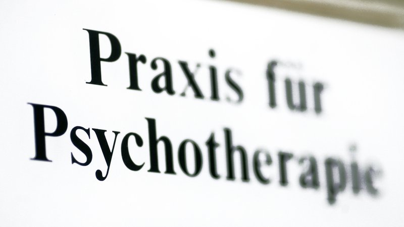 Ein Schild einer Praxis für Psychotherapie