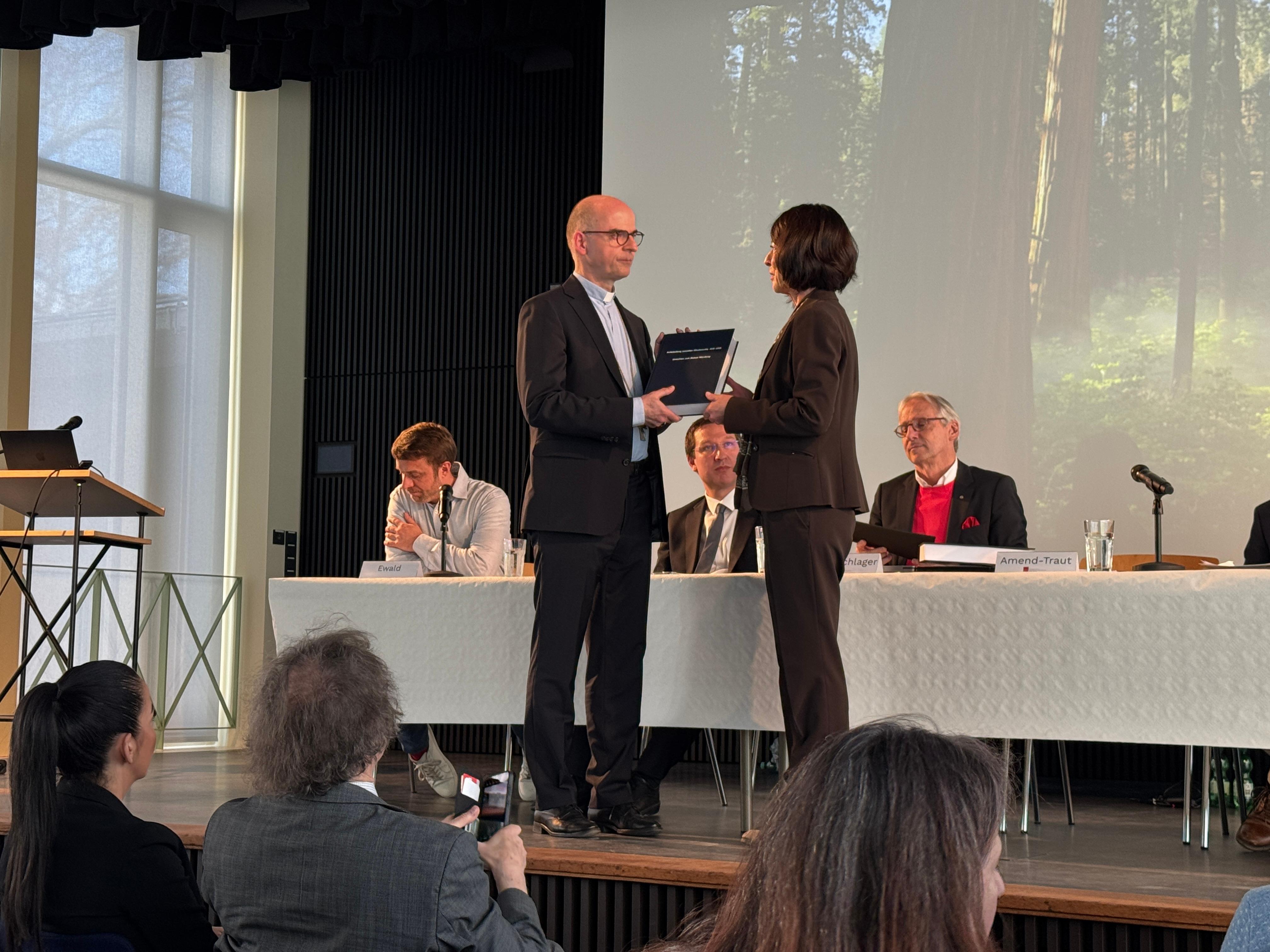 Übergabe des Gutachtens von Prof. Dr. Anja Amend-Traut, Vorsitzendende der UKAM Würzburg (Unabhängige Kommission zur Aufarbeitung des sexuellen Missbrauchs im Bistum Würzburg) an Würzburgs Bischof Franz Jung. 