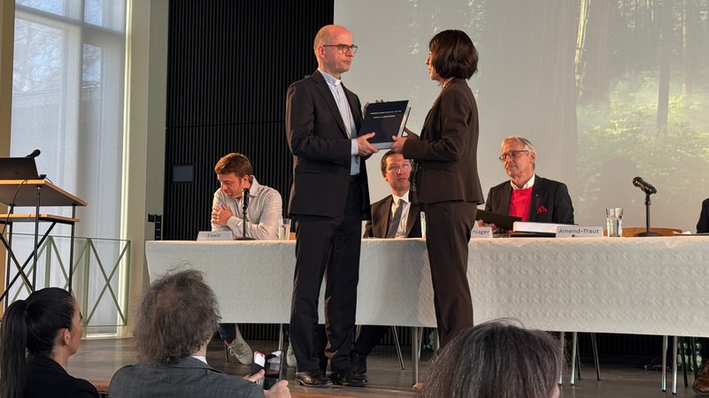 Übergabe des Gutachtens von Prof. Dr. Anja Amend-Traut, Vorsitzendende der UKAM Würzburg (Unabhängige Kommission zur Aufarbeitung des sexuellen Missbrauchs im Bistum Würzburg) an Würzburgs Bischof Franz Jung.  | Bild: BR Mainfranken/Leon Willner Übergabe des Gutachtens von Prof. Dr. Anja Amend-Traut, Vorsitzendende der UKAM Würzburg (Unabhängige Kommission zur Aufarbeitung des sexuellen Missbrauchs im Bistum Würzburg) an Würzburgs Bischof Franz Jung.