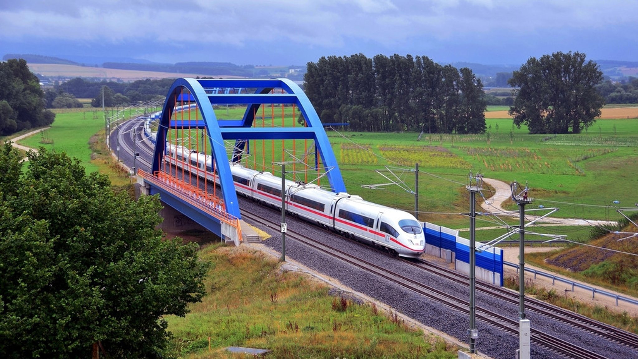 Ein ICE fährt über die Flutmuldenbrücke Wiesen im Oberen Maintal (Symbolbild).