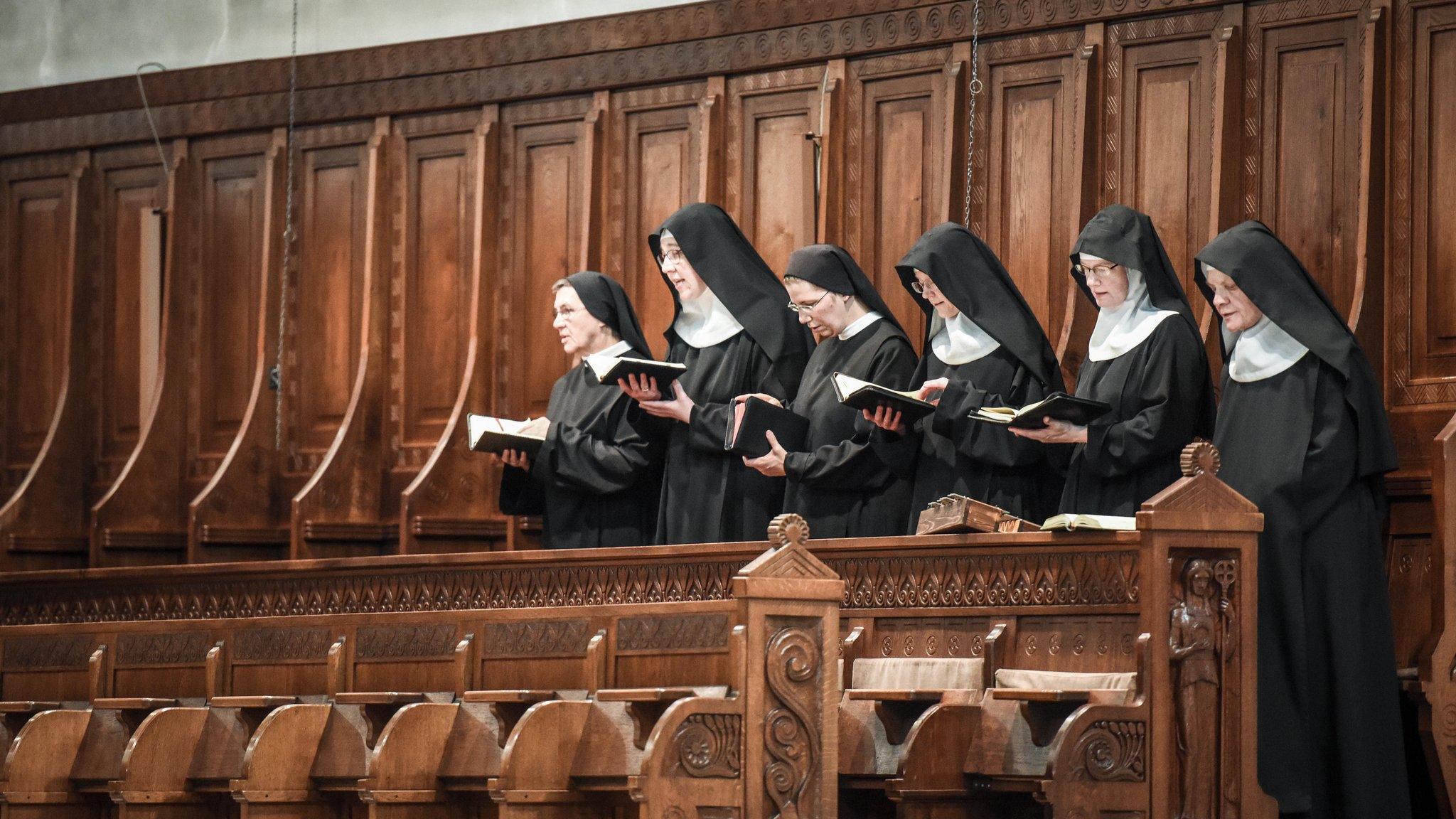 Klosterschwestern in der Kirche | Bild: picture alliance / KNA | Julia Steinbrecht Klosterschwestern in der Kirche