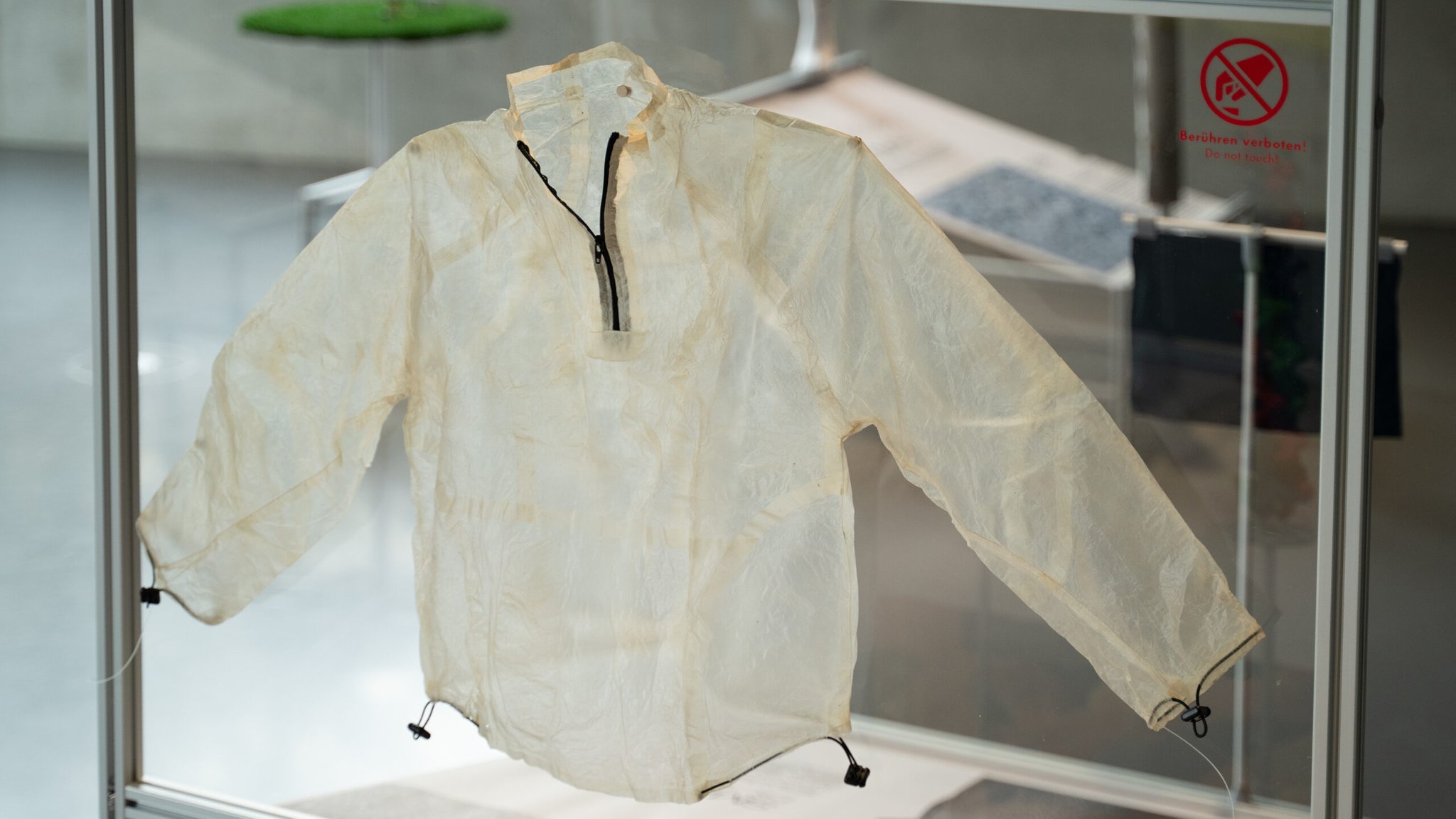 Ein Ausstellungsstück in der Ausstellung "Biotexfuture: Zukünfte der textilen Wertschöpfungskette". | Bild: Deutsches Museum / WINT Design Lab Ein Ausstellungsstück in der Ausstellung "Biotexfuture: Zukünfte der textilen Wertschöpfungskette".