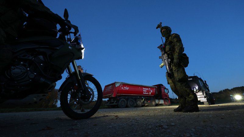 Bundeswehrgroßübung "Marshal Power" bei Rottenburg an der Laaber. | Bild: dpa-Bildfunk/Karl-Josef Hildenbrand Bundeswehrgroßübung "Marshal Power" bei Rottenburg an der Laaber.