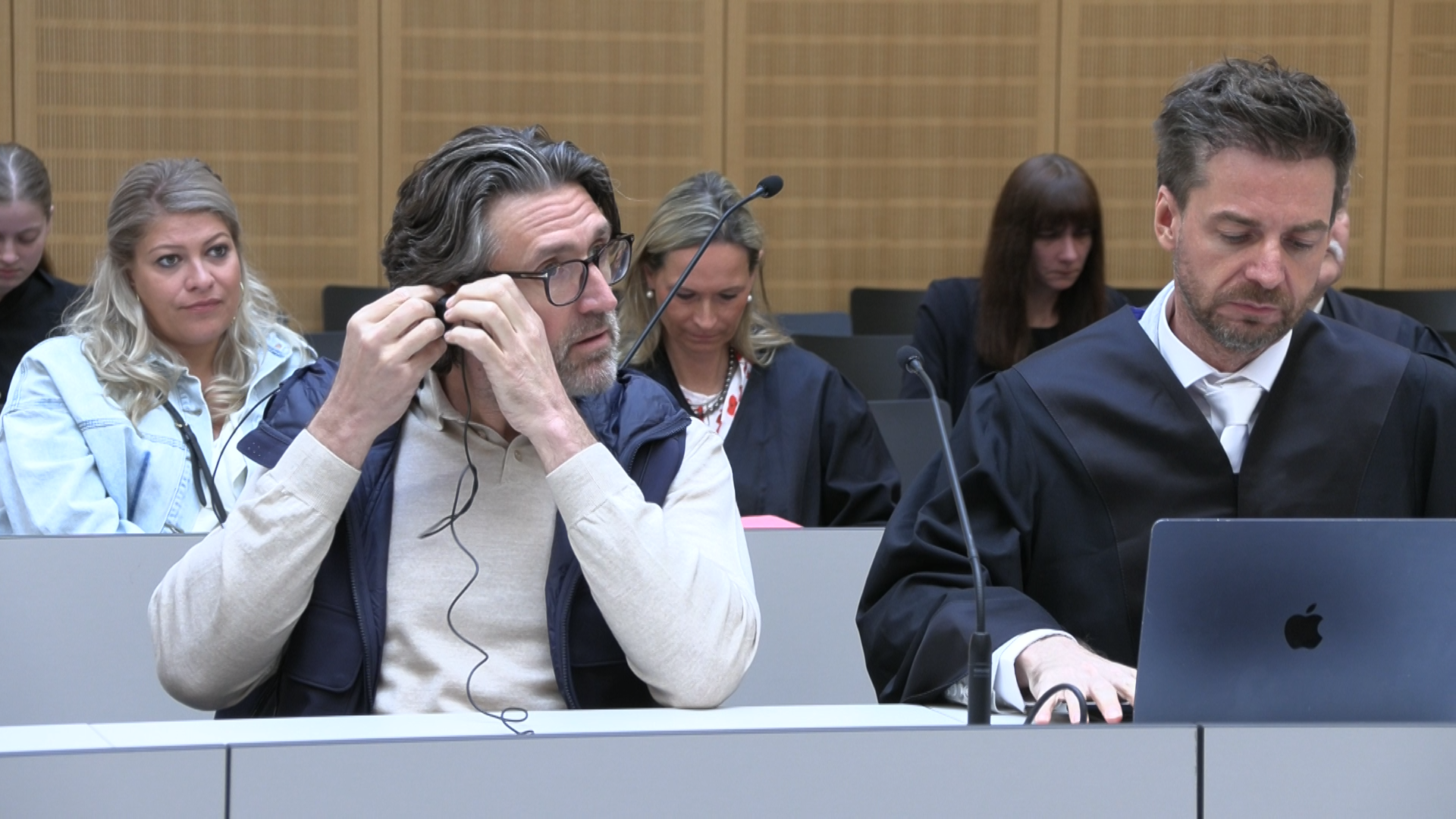 Der freigesprochene Niederländer sitzt neben seinem Rechtsanwalt.