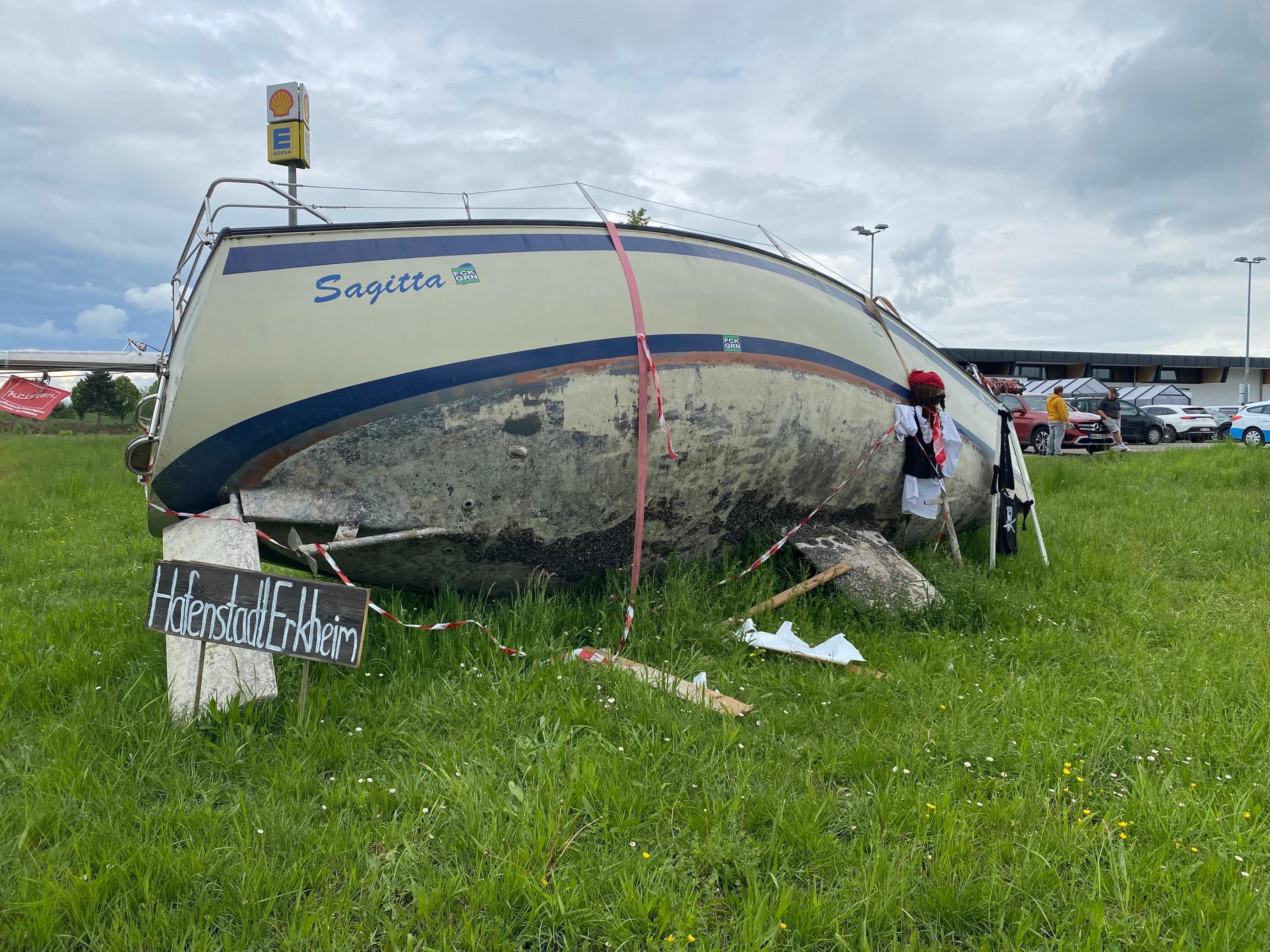 Das Segelboot Sagitta liegt bei Erkheim auf einer Wiese neben der A96