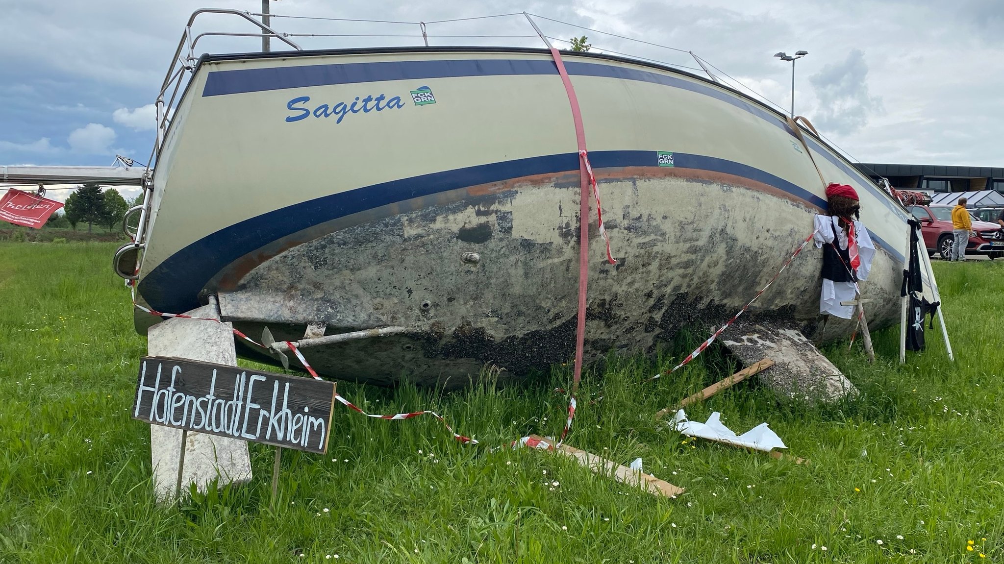 Das Segelboot Sagitta liegt bei Erkheim auf einer Wiese neben der A96