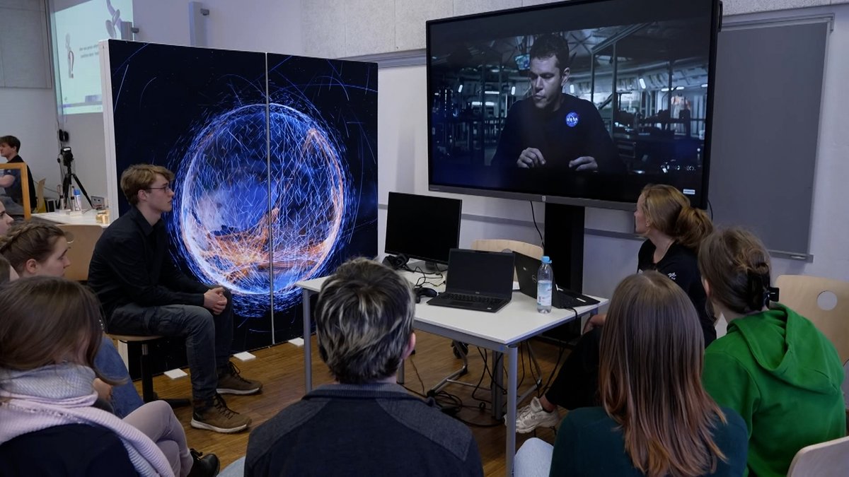 Space Week in Bad Aibling: Astronautin und Rakete im Pausenhof