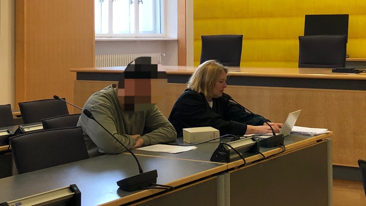 Der Angeklagte und seine Anwältin im Regensburger Gericht