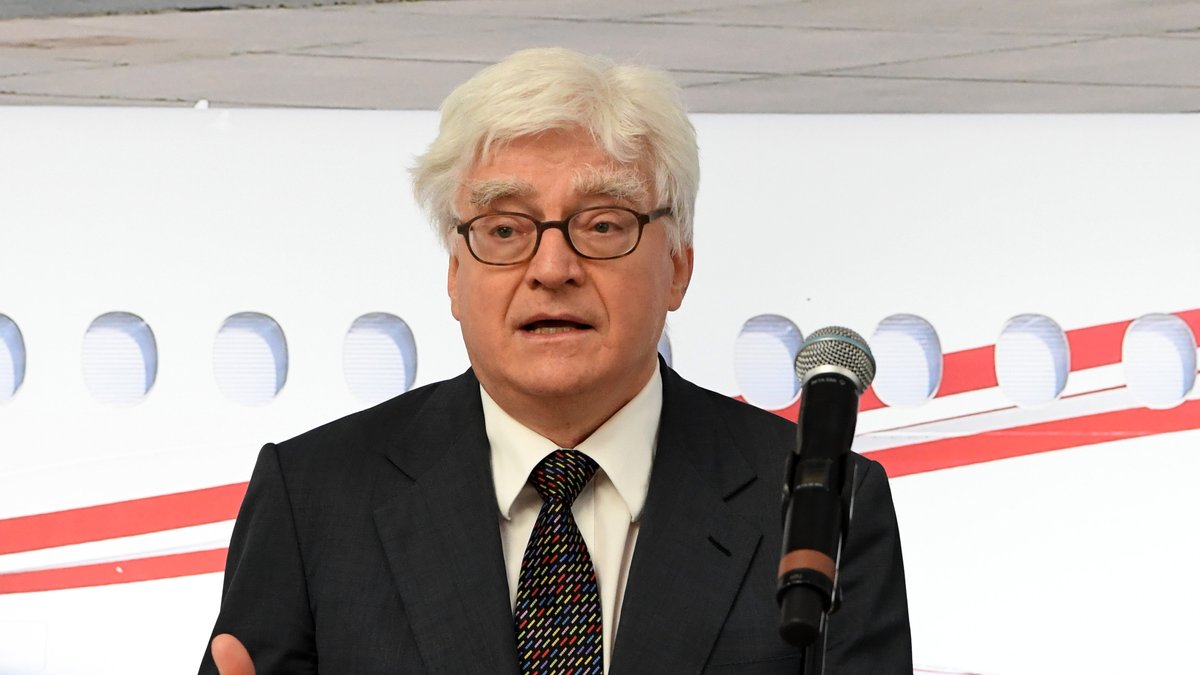 Winfried Stöcker, Inhaber des Flughafens Lübeck, spricht nach der Übergabe der Flughafenlizenz der Europäischen Agentur für Luftsicherheit am 11.03.2021