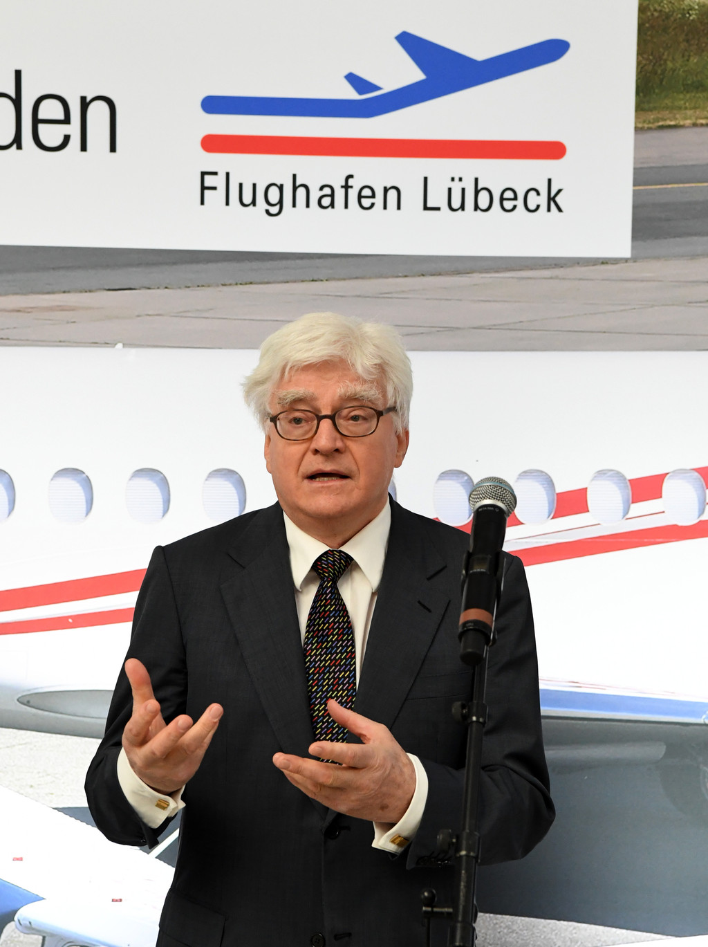 Winfried Stöcker, Inhaber des Flughafens Lübeck, spricht nach der Übergabe der Flughafenlizenz der Europäischen Agentur für Luftsicherheit am 11.03.2021