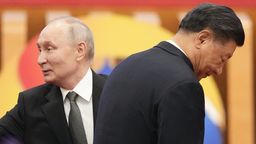Die beiden Politiker Wladimir Putin (links) und Xi Jinping wenden sich voneinander ab und schauen in entgegengesetzte Richtungen. | Bild:Kyodo/Picture Alliance