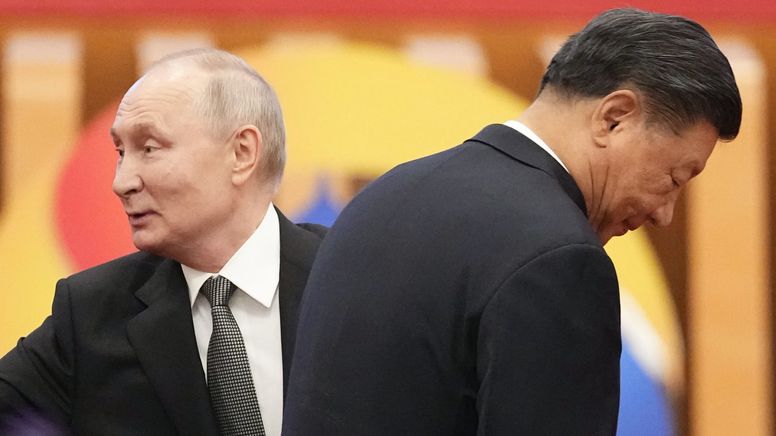 Die beiden Politiker Wladimir Putin (links) und Xi Jinping wenden sich voneinander ab und schauen in entgegengesetzte Richtungen. | Bild:Kyodo/Picture Alliance