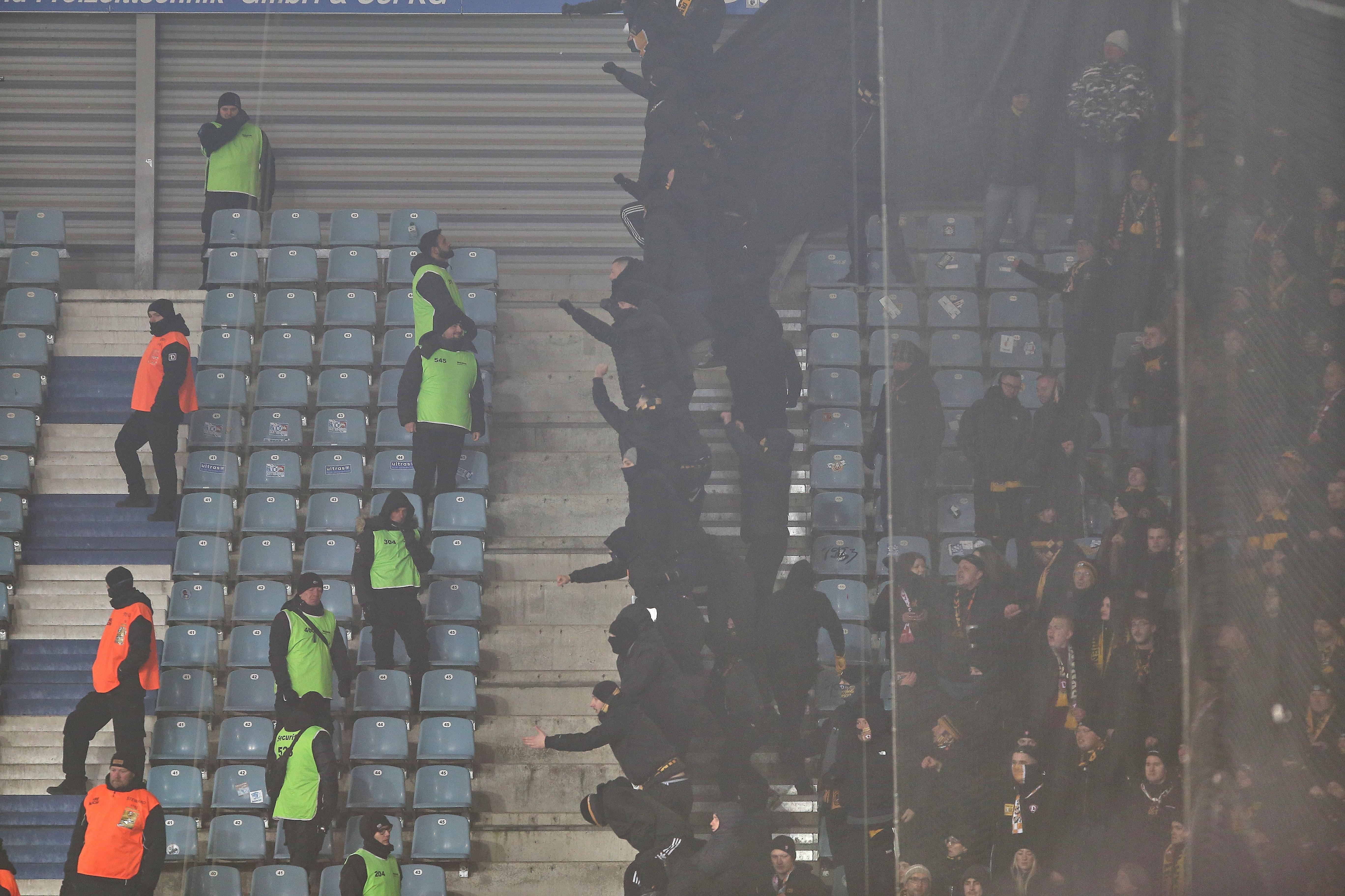 Magdeburg, Sachsen-Anhalt, Deutschland: Avnet Arena: 19. Spieltag, Saison 2025/26, 2. Fußball-Bundesliga: 1. FC Magdeburg - Dynamo Dresden: Aggressive Fans