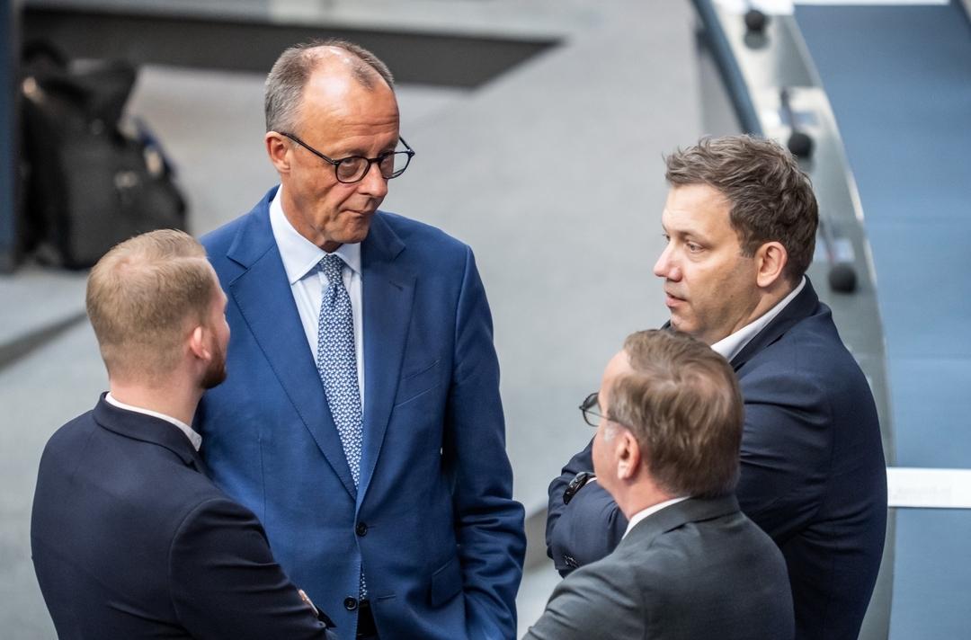 ARCHIVBILD Bundeskanzler Friedrich Merz (CDU, 2.v.l) spricht am 11.07.2025 im Bundestag mit Lars Klingbeil (SPD, r), Bundesminister der Finanzen, Boris Pistorius (SPD, 2.v.r), Verteidigungsminister, und Tim Klüssendorf, SPD-Generalsekretär, während der Sitzung des Bundestags. 