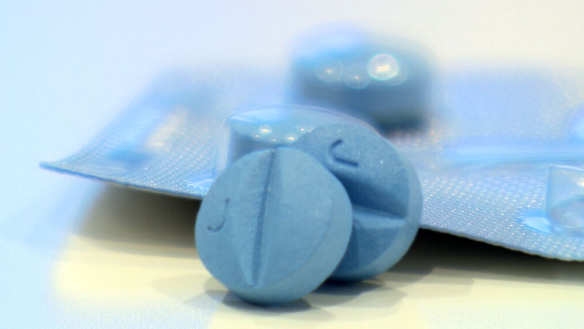 Seit 25 Jahren gibt es Viagra und ähnliche Potenzmittel für den Mann. Wie funktioniert die blaue Pille? Was sind die Risiken, was die Vorteile?