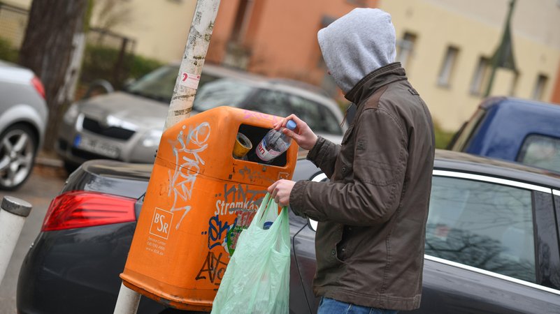 Archivbild: Ein jugendlicher Pfandflaschensammler. | Bild: picture alliance / Bildagentur-online/Joko | Bildagentur-online/Joko Archivbild: Ein jugendlicher Pfandflaschensammler.