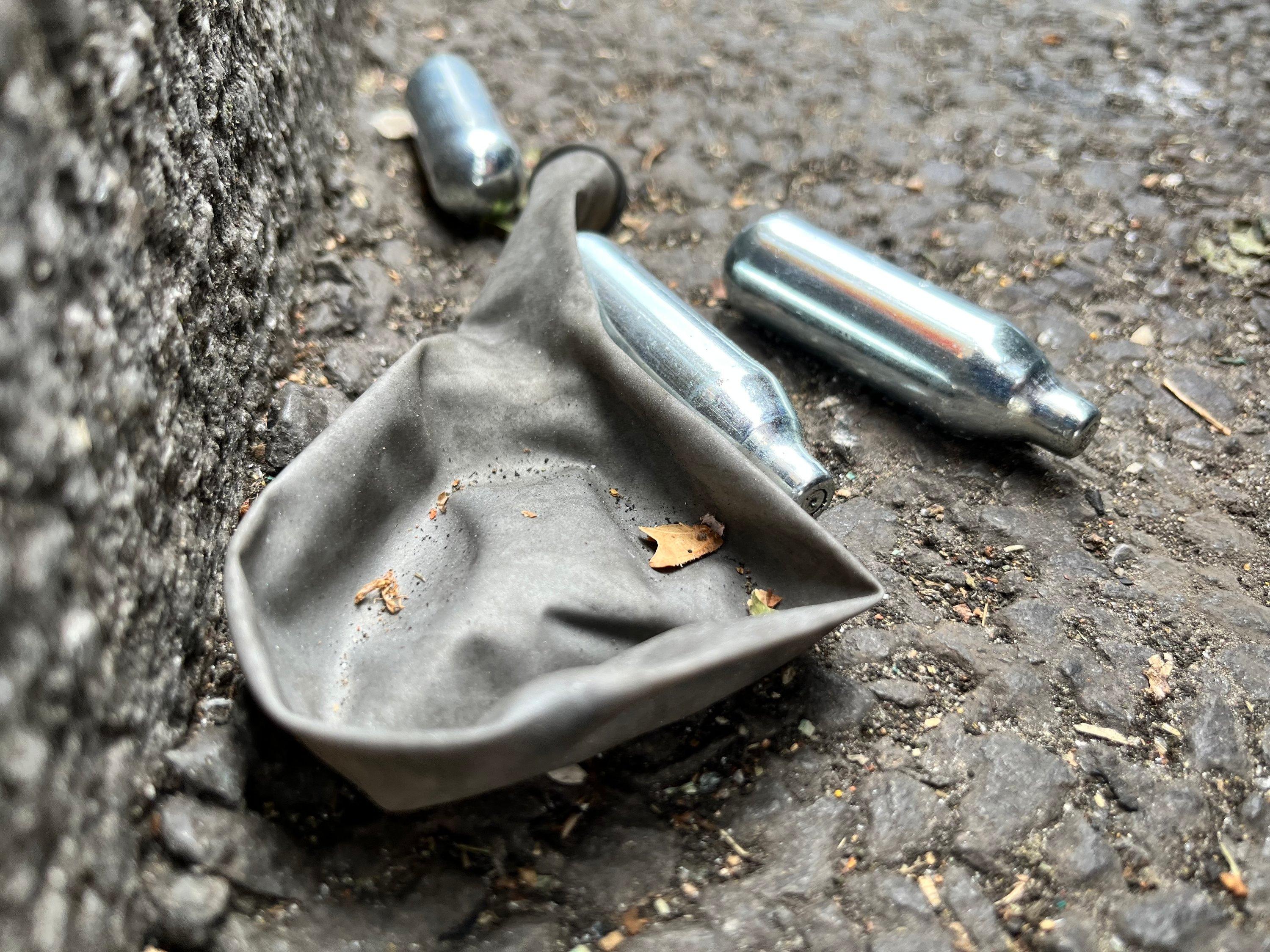 Leere Lachgas-Patronen auf einer Straße (Archivbild)