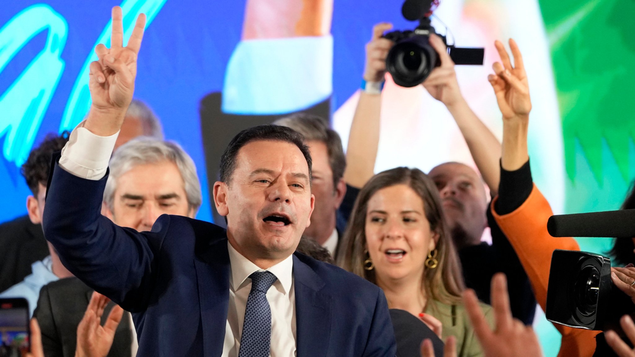 11.03.2024, Portugal, Lissabon: Luis Montenegro, Vorsitzender der Mitte-Rechts-Partei Demokratische Allianz, hält eine Rede vor Anhängern. Bei der vorgezogenen Parlamentswahl in Portugal hat die sehr junge rechtspopulistische Chega (Es reicht) nach ersten aussagekräftigen amtlichen Ergebnissen stark zugelegt und damit für einen Paukenschlag gesorgt. 