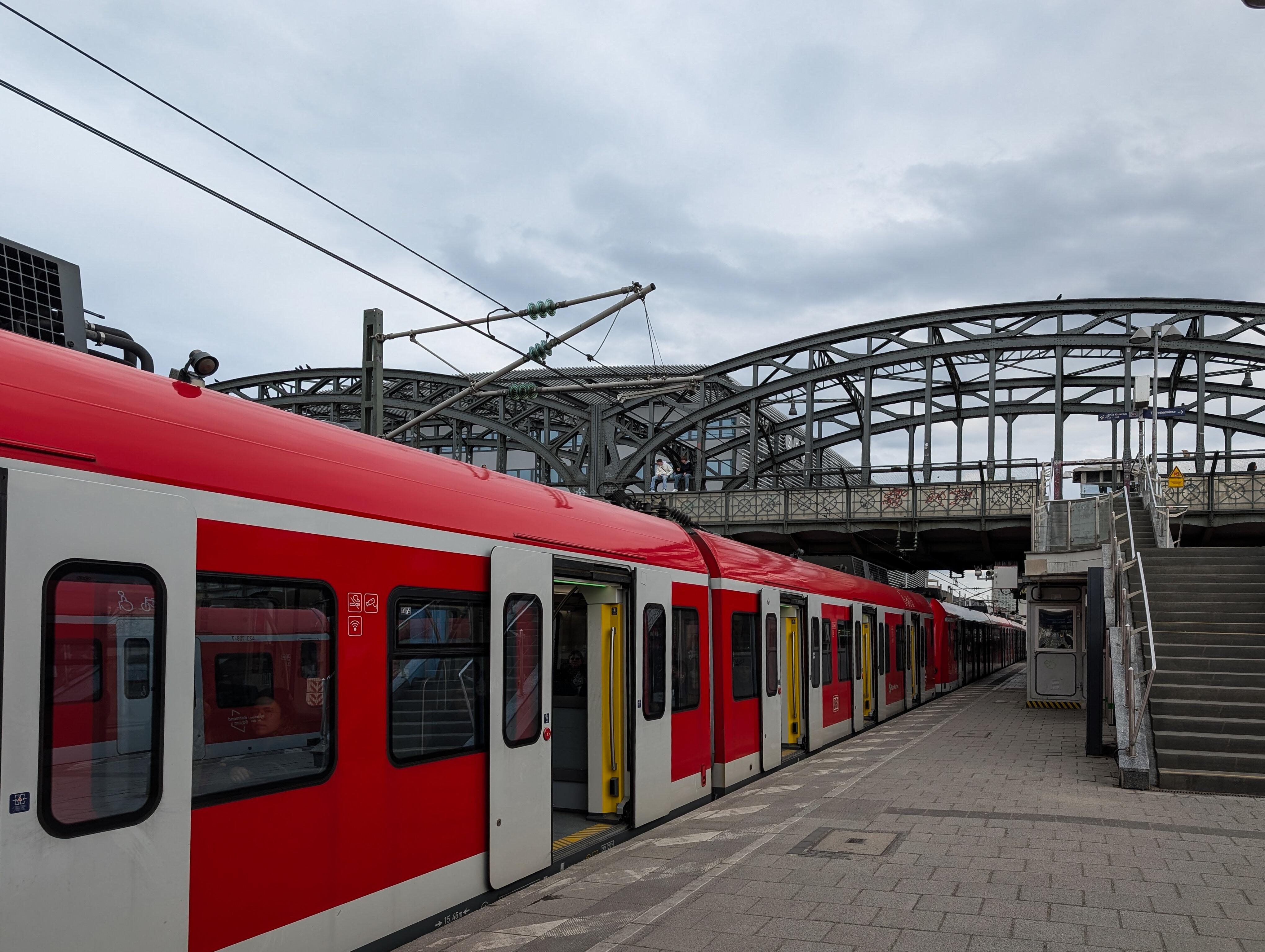 Eine S-Bahn hält am Münchner S-Bahnhof "Hackerbrücke" (Symbolbild)
