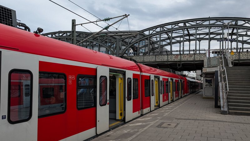 Eine S-Bahn hält am Münchner S-Bahnhof "Hackerbrücke" (Symbolbild) | Bild: picture alliance / NurPhoto | Michael Nguyen Eine S-Bahn hält am Münchner S-Bahnhof "Hackerbrücke" (Symbolbild)
