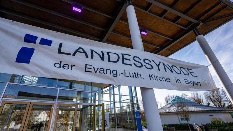 Ein Banner mit der Aufschrift: Landessynode. | Bild: picture alliance/dpa | Armin Weigel Ein Banner mit der Aufschrift: Landessynode.