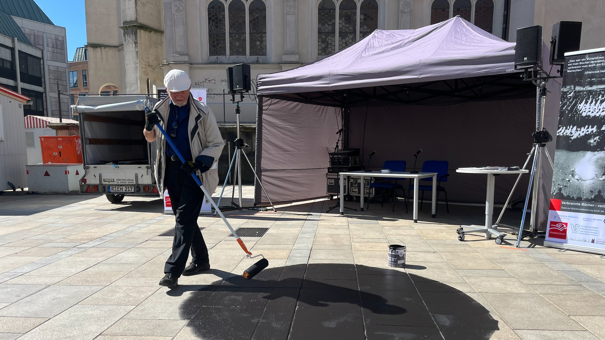 Der Münchner Künstler Wolfram P. Kastner trug an der Stelle der Bücherverbrennung in Regensburg einen symbolischen Brandfleck auf. | Bild: Annika Exner Der Münchner Künstler Wolfram P. Kastner trug an der Stelle der Bücherverbrennung in Regensburg einen symbolischen Brandfleck auf.