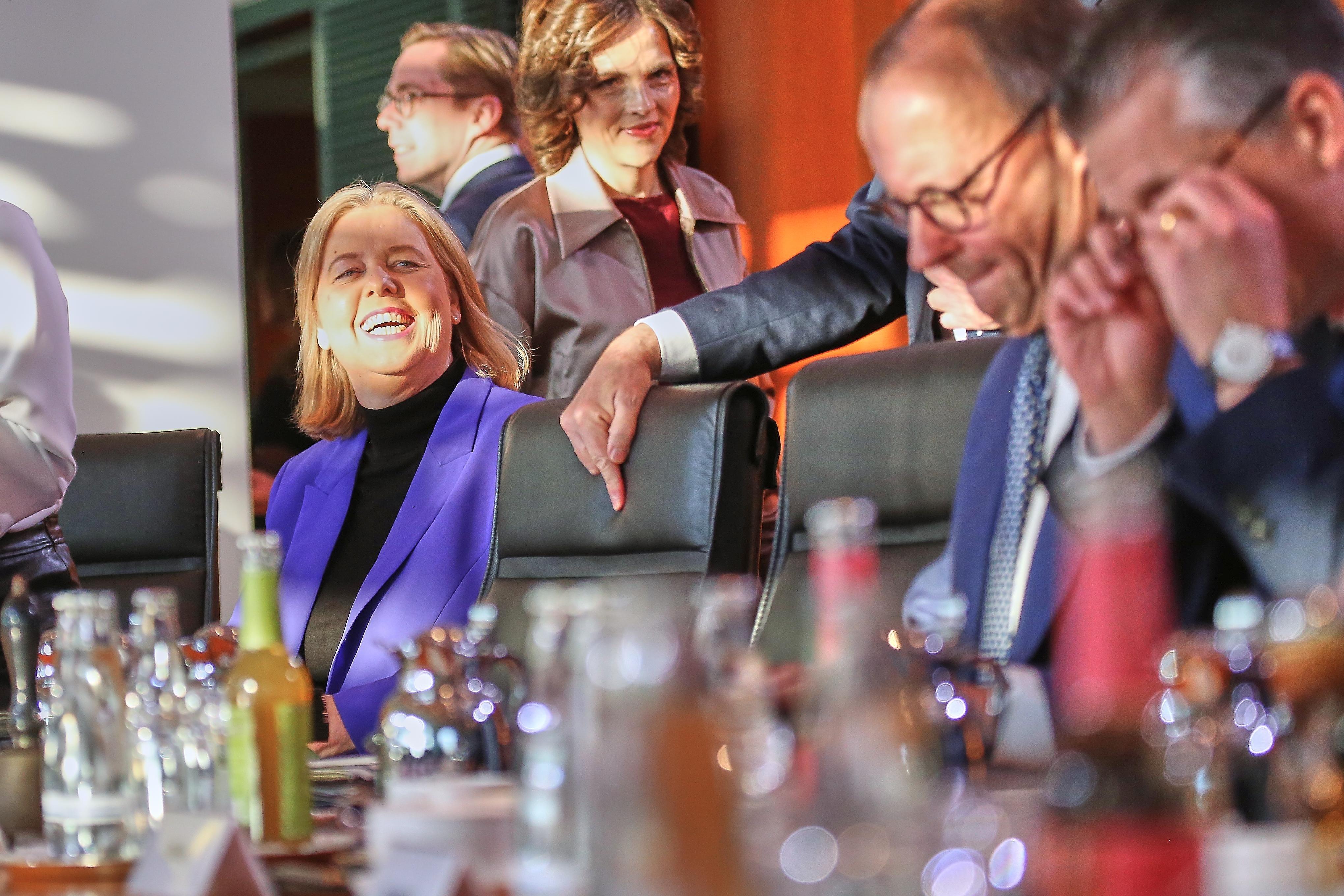 Arbeitsministerin und SPD-Co-Chefin Bärbel Bas am Kabinettstisch