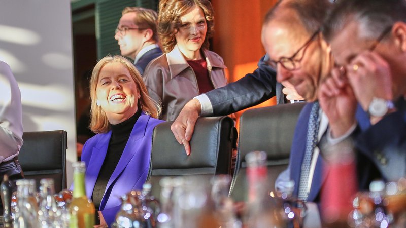 Arbeitsministerin und SPD-Co-Chefin Bärbel Bas am Kabinettstisch | Bild: picture alliance / dts-Agentur Arbeitsministerin und SPD-Co-Chefin Bärbel Bas am Kabinettstisch