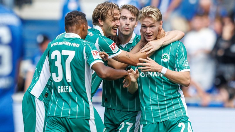 Jubelnde Spieler SpVgg Greuther Fürth | Bild: picture-alliance/dpa Jubelnde Spieler SpVgg Greuther Fürth