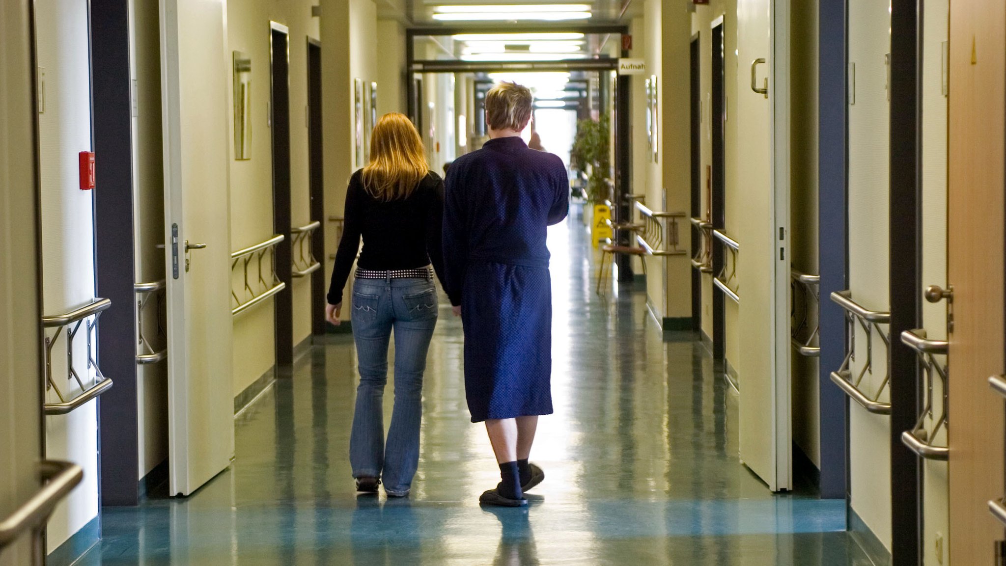 Für Besucher gelten in vielen bayerischen Kliniken noch immer strenge Corona-Regeln.