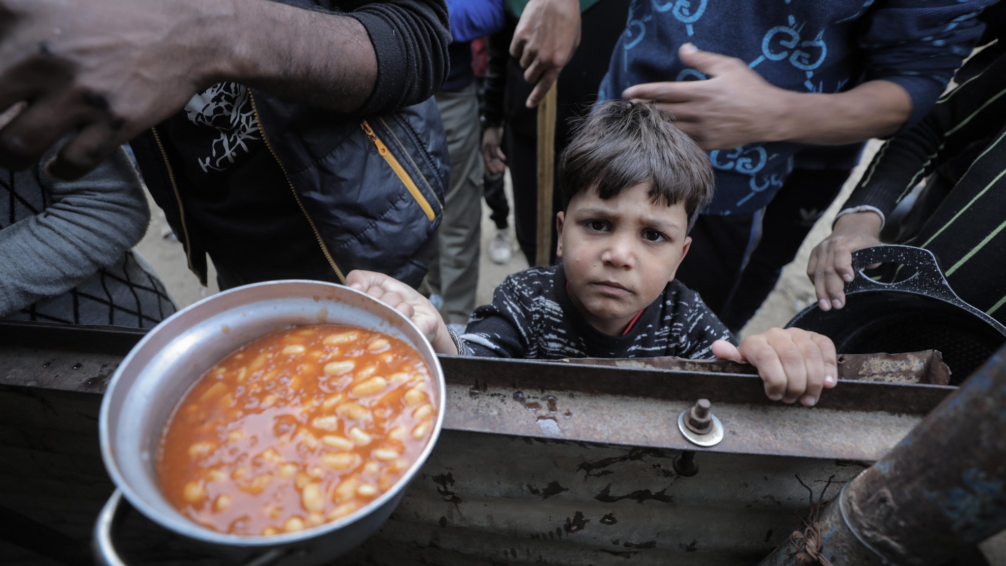 Menschen im Gazastreifen, darunter Kinder, warten auf Nahrungsmittel einer Hilfsorganisation (Bild vom 22.11.24).