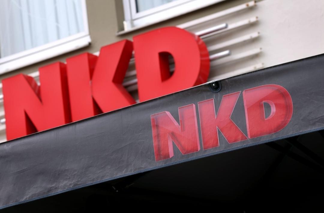 Das Logo von Textil-Discounter NKD, aufgenommen vor einer Filiale der Textilkette.