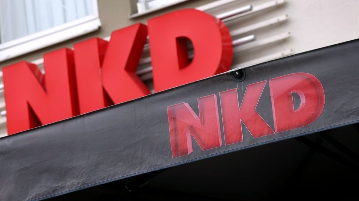 Das Logo von Textil-Discounter NKD, aufgenommen vor einer Filiale der Textilkette. | Bild: dpa-Bildfunk/Karl-Josef Hildenbrand Das Logo von Textil-Discounter NKD, aufgenommen vor einer Filiale der Textilkette.